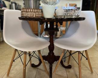 Tilt top table
Set of chairs 