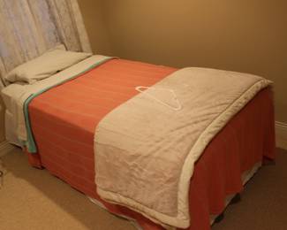One of the twin beds