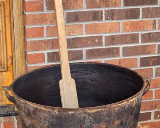 Large  footed cast iron chicken stew pot 