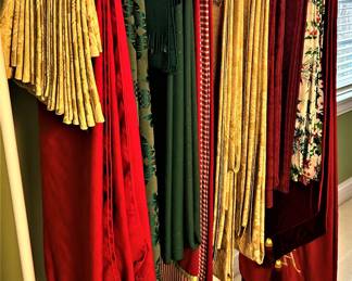 Vintage Tablecloths, Banquet Clothes and Matching Napkins