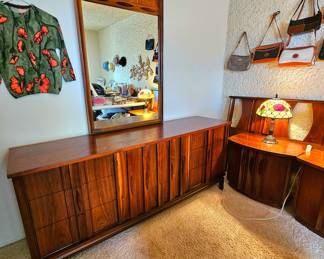 Fabulous Mid Century Modern 6 Piece Bedroom Suite.
