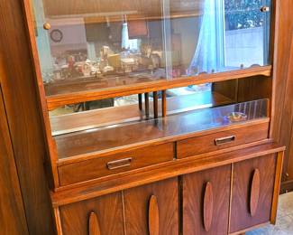 Great Condition Mid Century Modern Hutch / Buffet Atomic Design Cabinet.