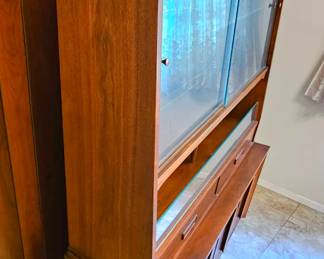 Great Condition Mid Century Modern Hutch / Buffet Atomic Design Cabinet.