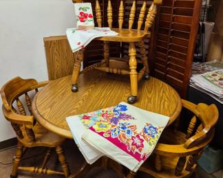 Much furniture. 5 pcs. Oak kitchen dining table w/ 2 leaves