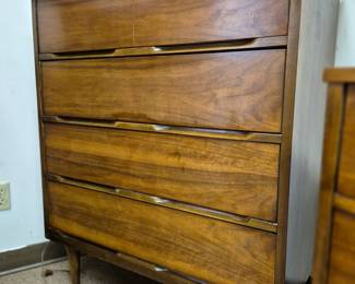 Walnut 4 drawer chest of drawers