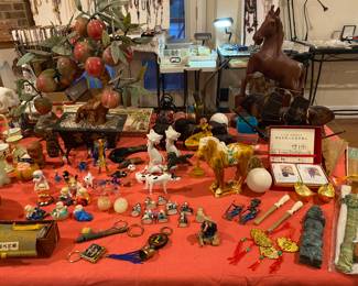 ASSORTMENT OF ASAIN INSPIRED COLLECTIBLES 