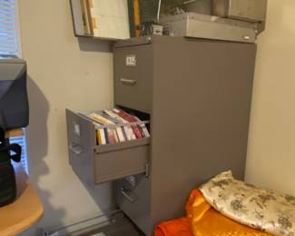 Metal four drawer filing cabinet 