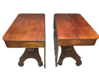 Classical mahogany double pedestal extension dining table. First half 19 century.