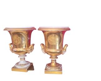 Pair of Old Paris gilt and polychrome painted urns. First half 19th century. Obverse side with gilded wreaths