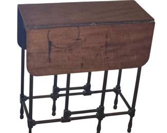 English mahogany dropleaf gate leg table. First quarter 19th Century