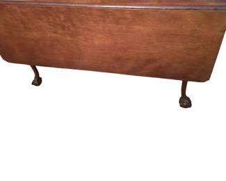 Chippendale Carved mahogany Drop leaf dining table. Massachusetts Fourth-quarter 18 century.