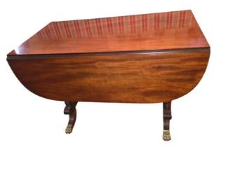 A federal mahogany drop leaf table, New York. First quarter 19th Century.