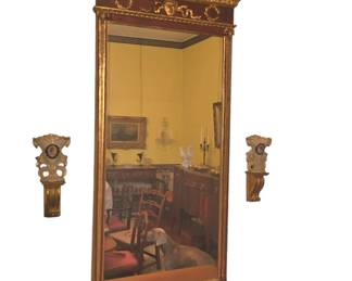 Lovely Italian Neoclassical parcel giltwood and painted mirror with English neoclassical porcelain on gilt wood corbels. First half 19th Century 
