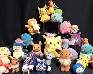 POKEMON PIKACHU CHARIZARD PLUSH LOT