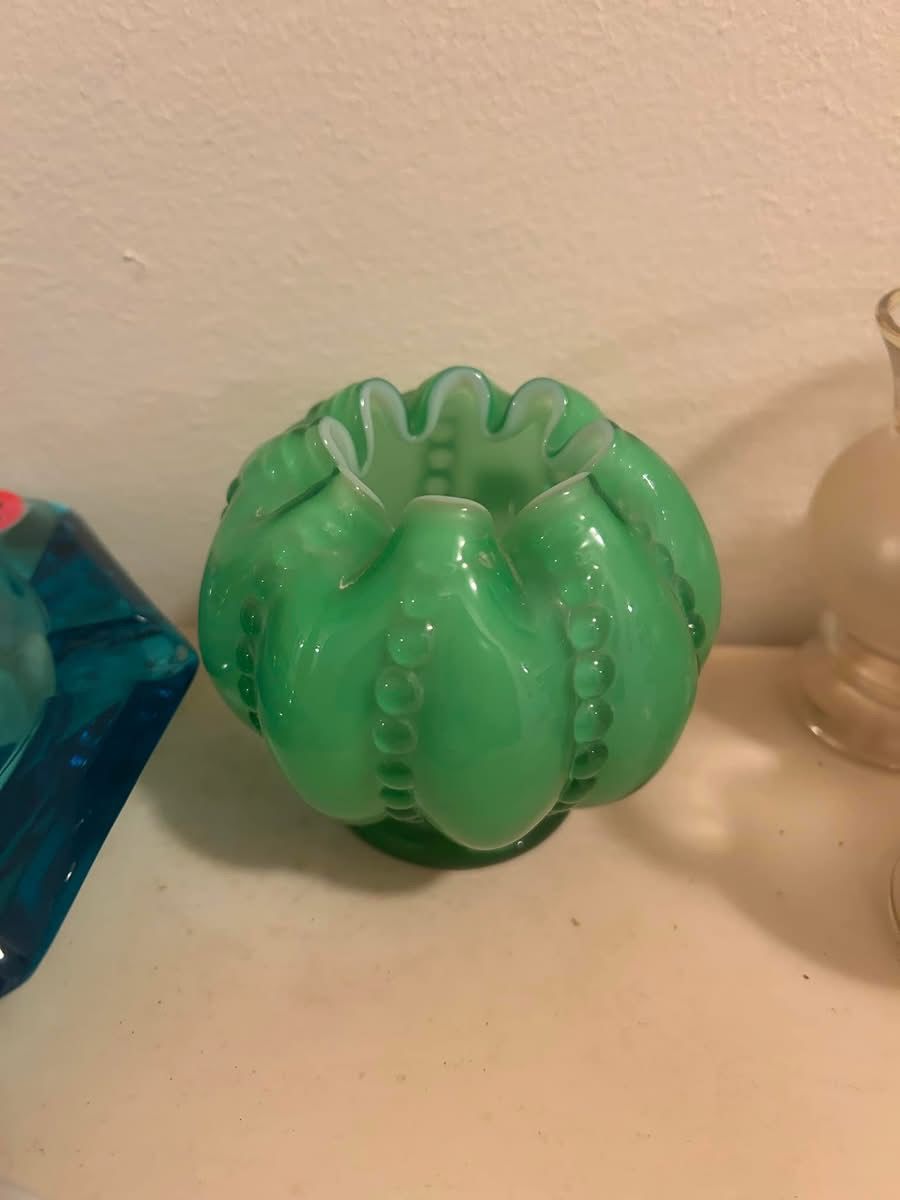 Fenton Beaded Melon Vase Jade Green Rose Bowl
Excellent condition
3 1/2” tall
