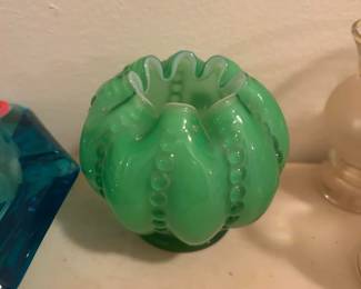 Fenton Beaded Melon Vase Jade Green Rose Bowl
Excellent condition
3 1/2” tall