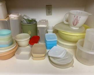 Lot Of Vintage Tupperware And Lids