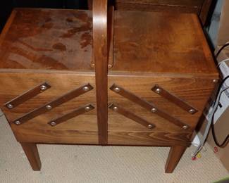 EXPANDING SEWING BOX