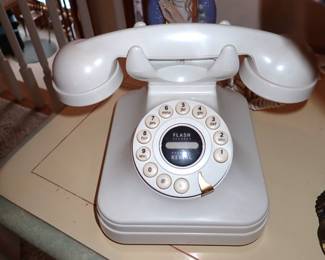 VINTAGE PUSH BUTTON PHONE