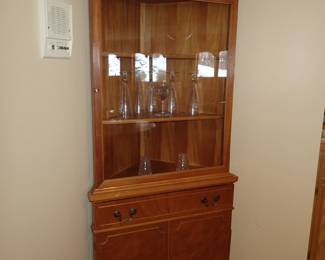 CORNER HUTCH GLASS DOOR