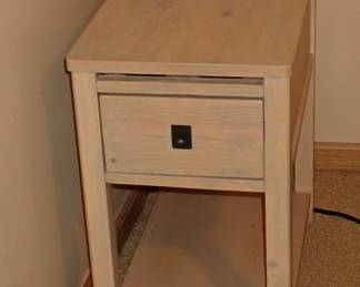 SIDE TABLE W/DRAWER