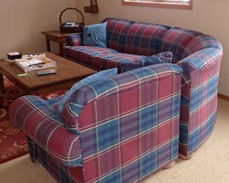 LARGE SECTIONAL PLAID COME APART FOR HAULING