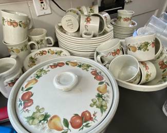 Large set of Wedgwood Quince oven to tableware dishes