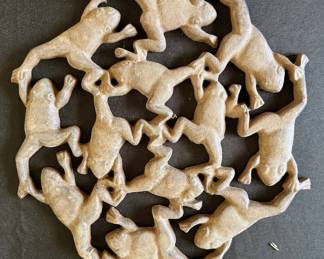 Frog trivet