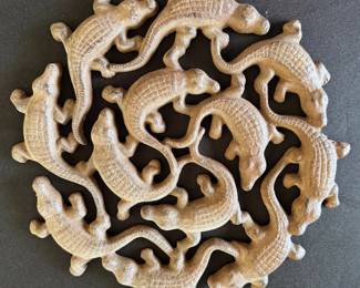Aligator trivet