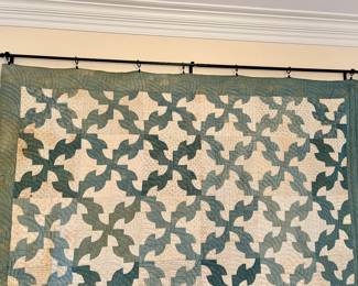 There are 3 various size quilt rods with clips