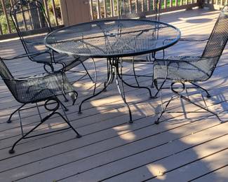 Outdoor table4 rocking chairs