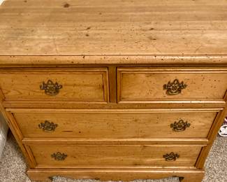 Oak 4 Drawer Chest of Drawers.