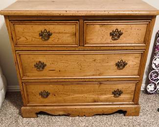Oak 4 Drawer Chest of Drawers.