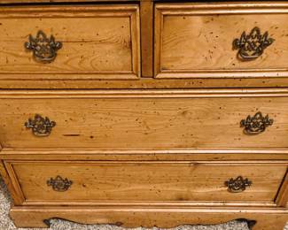 Oak 4 Drawer Chest of Drawers.