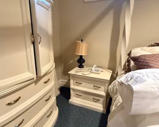 Century Queen bedroom set