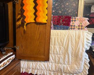  comforter set yo-yo, quilts, and Afghans
