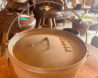 Lodge lidded cast iron pot