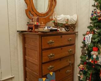 Oak chest of drawers