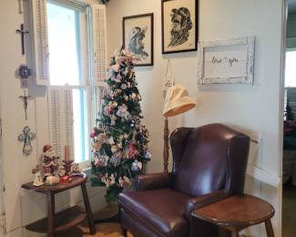 Entryway decor and recliner