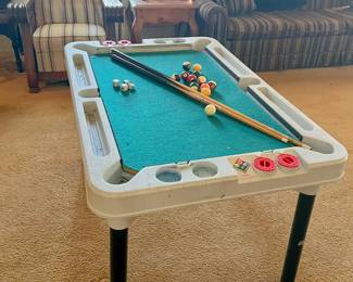 Toy pool table