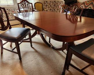 Antique dining table with banded top, 2 leaves & 6 shield back chairs