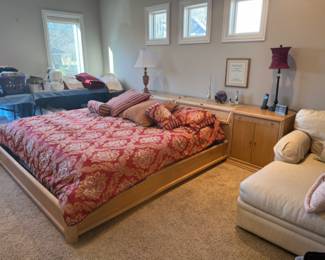 THOMASVILLE POST MODERN WHITE WASHED OAK KING SIZE BED, DRESSER WITH MIRROR AND TWO SIDE/NIGHT STAND TABLES SET