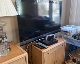 THOMASVILLE POST MODERN WHITE WASHED OAK KING SIZE BED, DRESSER WITH MIRROR AND TWO SIDE/NIGHT STAND TABLES SET