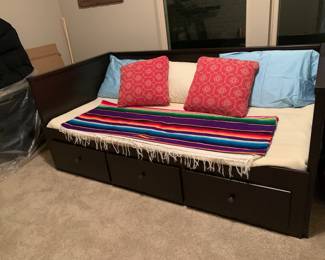 Day bed with extension