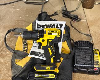 THIS DEWALT is NEAR MINT! Like new! COMPLETE! 