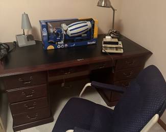 Beautiful office desk and a very comfy office swivel chair! A couple of cool desk lamps too! 