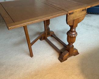 I LOVE LOVE LOVE this antique solid oak drop leaf table! It is in PRISTINE condition! 
