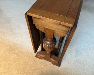 I LOVE LOVE LOVE this antique solid oak drop leaf table! It is in PRISTINE condition! 