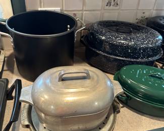 Need a giant stock pot w/lid? (The lid is in the wash) Also just look at that beautiful small Australian Aluminum Metal Roaster! SO SWEET! It’s is a Wagner Ware Sidney Australia -0- Magnalite Roasterette 4269!