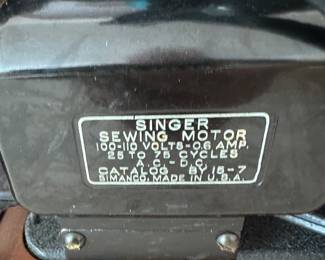 This is a BEAUTIFUL Singer Sewing machine in ORIGINAL Wooden Case with ORIGINAL Key! OUTSTANDING CONDITION! 